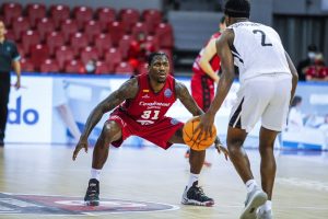 Ennis salva sobre la bocina otro mal día de los maños (78-75)