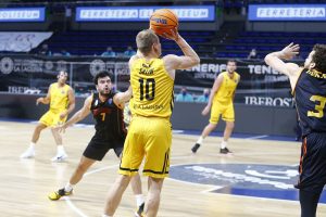 Iberostar Tenerife brilla en la primera parte y sestea en la segunda (85-72)