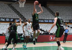 La falta de ritmo condena a la Penya a su primera derrota en Eurocup (77-87)
