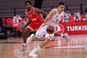 El Real Madrid finaliza la gira griega con victoria ante Olympiacos (82-86)