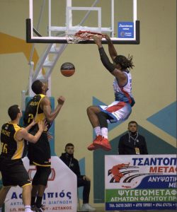 Chad Brown, el poderío físico que sobrevuela los aros de la liga griega