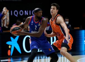 Prepelic sobre la bocina evita la prórroga y da la victoria a Valencia ante Efes (76-74)