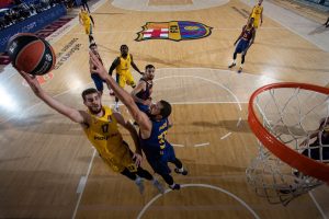 Maccabi desnuda al Barça y lo deja sin liderato (67-68)