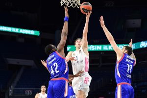 El Real Madrid se sobrepone a las dificultades para ganar un feo partido (65-73)