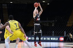 Una exhibición de Josh Adams deja a la Virtus invicta en un día intranscendente (92-81)