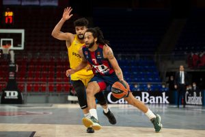 Maccabi se impone en la guerra de guerrillas del Buesa Arena (63-67)