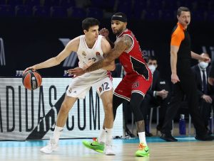 El Real Madrid no llega a remontar en un partido que dinamitó Delaney (76-80)