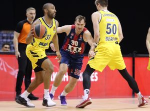 Un diezmado ALBA se sobrepone a sus bajas para imponerse a TD Systems Baskonia (95-91)