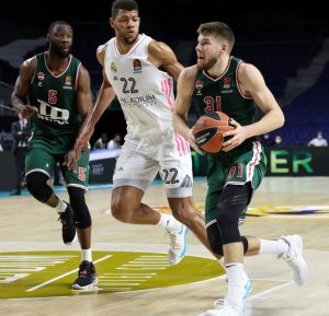 Un enchufado Baskonia vuela sobre el WiZink Center (64-84)