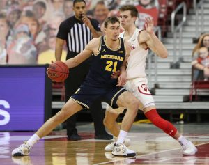 NCAA Review: Michigan y Florida St vuelven con victoria; tres Big Ten en el Top 25