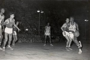 Harlem Globetrotters, en 1952, contra la selección española en Barcelona