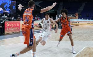 Real Madrid domina y vence a Valencia Basket para colocarse en semis (85-74)