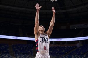 Baskonia se divierte en el OAKA y sigue vivo en la Euroleague (82-97)