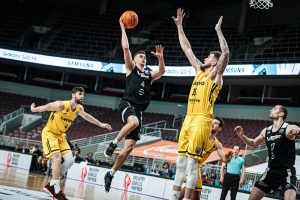 El Lenovo Tenerife vence al Riga y encarrila su clasificación (64-77)