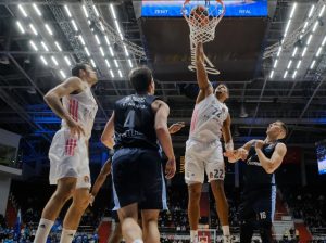 El Real Madrid sale vivo de San Petersburgo (71-75)