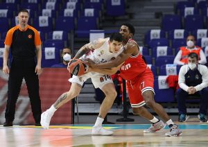 La dupla Deck-Tavares se hace grande para vencer a Olympiacos en un duelo crucial (72-63)