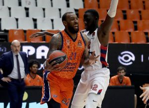 Valencia Basket gana a Baskonia y se aferra a su oportunidad de playoffs (86-81)