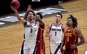 NCAA MM: ORU eliminado por Arkansas sobre la bocina; UCLA llega a la Final Four