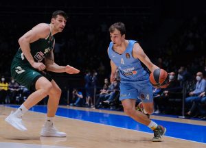 Kevin Pangos acribilla los sueños taronja y lidera una merecida clasificación de Zenit
