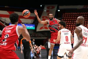 Zach Leday culmina una gran remontada de Armani Milán para poner el 1 a 0 (79-78)