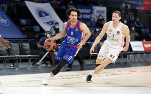 Anadolu Efes golpea primero al Real Madrid en 20 minutos (90-63)