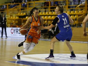 Raquel Carrera vuelve a sentenciar y Valencia Basket se lleva el primer duelo (64-67)