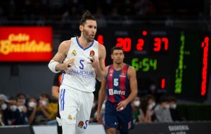 Euroliga (J12) I: El Real Madrid pasa por encima del Baskonia y presiona al Barça