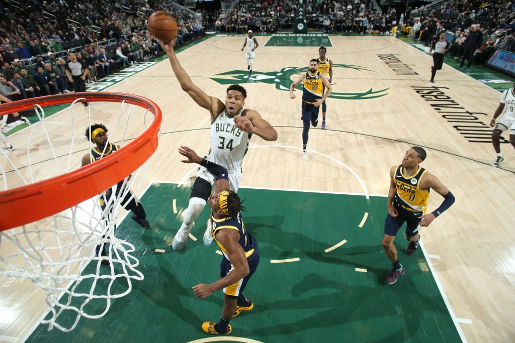 Noche NBA: Bucks vuelve a la senda de la victoria, Suns sigue en ella y derrota de Sixers.