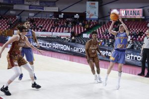 Salvadores y Trahan Davis dan una importante victoria para Valencia Basket en Venecia