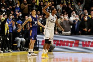 El Real Madrid encadena cinco derrotas a domicilio en Euroliga (75-74)