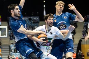 Unicaja coge aire y asalta el Fontes do Sar