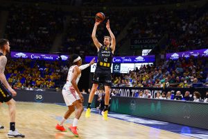 La lluvia de triples de Lenovo Tenerife deja sin opciones a BAXI Manresa (94-83)