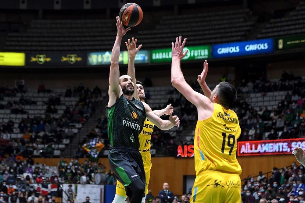 Playoff ACB: La Penya sella su pase a semifinales desde la defensa (81-58)