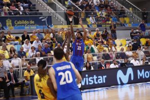 Cory Higgins se viste de héroe sobre la bocina y el Barça, a semifinales (86-88)