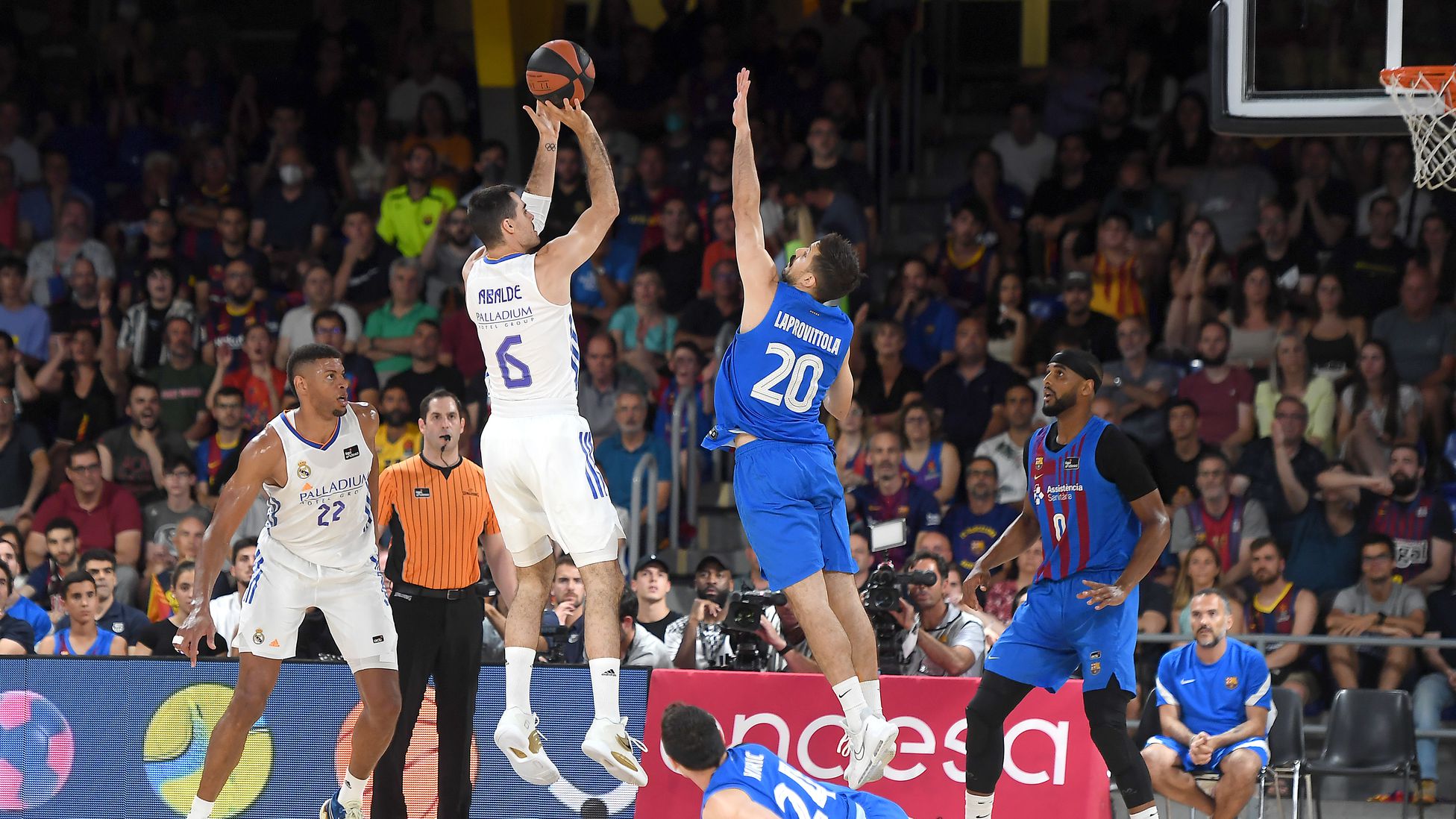 Playoffs ACB: El Madrid somete al Barça en el rebote y golpea primero (75-88)