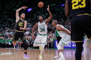 Final NBA: Simplemente Stephen Curry. Los Warriors asaltan el Garden y empatan la final