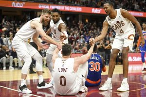 Noche NBA: Cavs, Suns y Spurs con paso firme. Lakers, al fin, tiene la primera