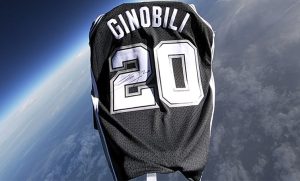 La camiseta de Manu Ginóbili, la primera en llegar al espacio