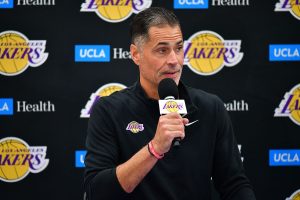 Rob Pelinka seguirá construyendo a Lakers hasta 2026