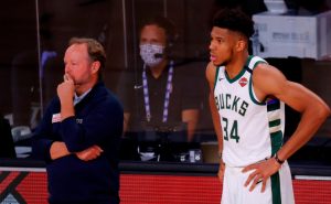 Mike Budenholzer criticó a los árbitros y pidió que protejan a Giannis