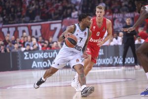 Chris Jones pone de nuevo a Valencia Basket en lo alto de El Pireo