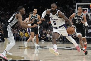 Noche NBA: Lakers coge aire a ritmo de LeBron, Raptors gana y para a Doncic