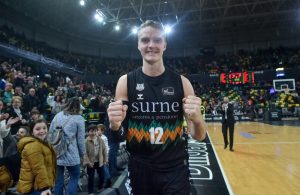 Hakanson enciende al Miribilla para tumbar al Gran Canaria (76-72)