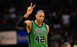 Horford seguirá como piedra angular dos años más en Celtics