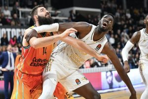 Valencia sigue remando a contracorriente y Micic celebra su cumpleaños en el Palau