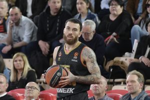 Una noche de borrachera le sale cara a Mike James