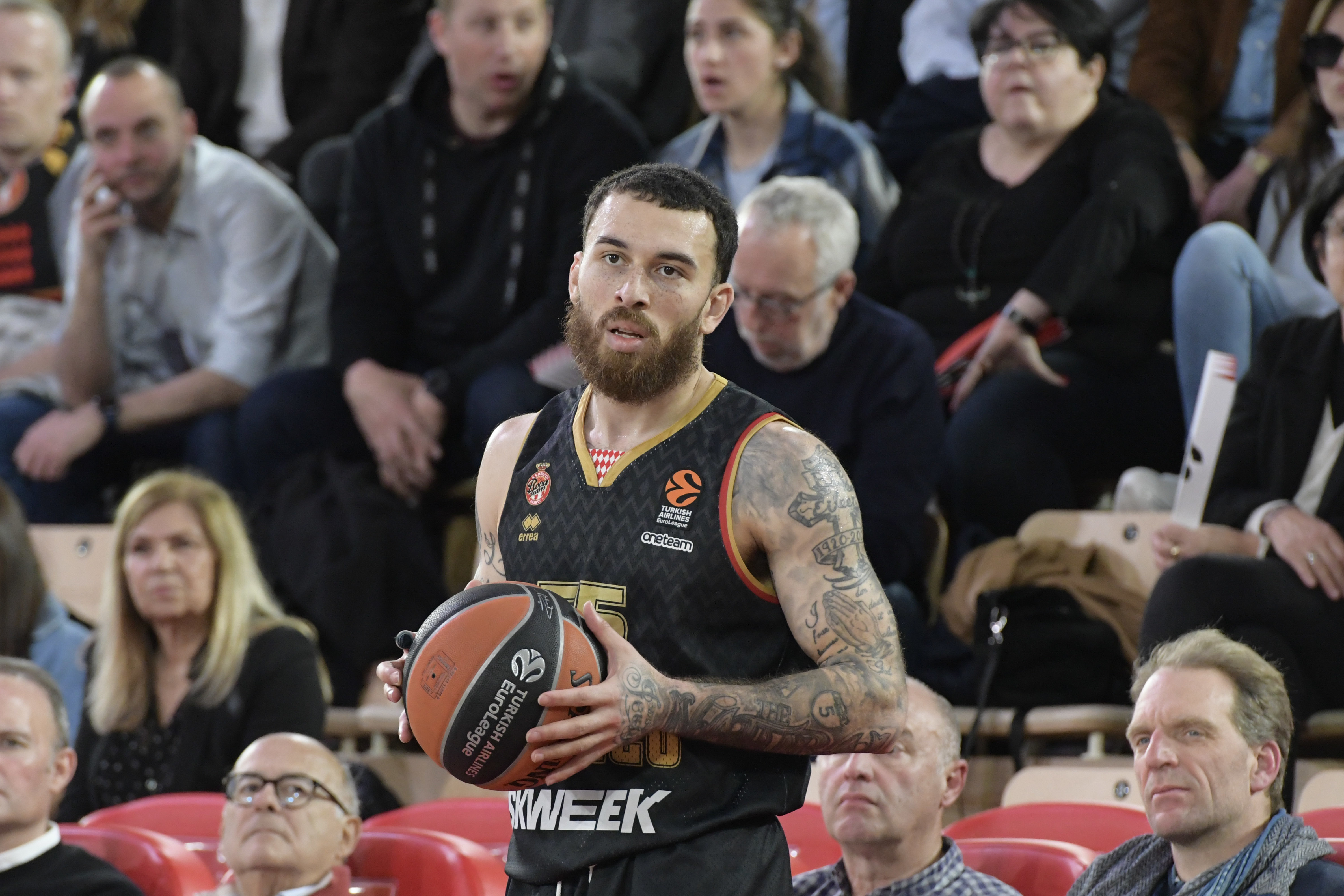 Una noche de borrachera le sale cara a Mike James