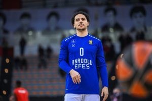 Shane Larkin la lía en Twitter