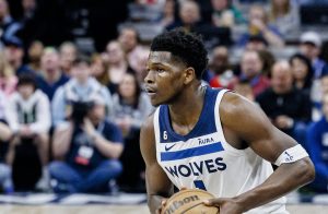 Anthony Edwards, citado por agresión por la policía de Denver