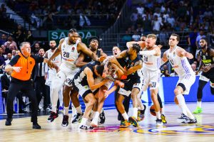 Vergüenza en Euroliga: la batalla campal entre Real Madrid y Partizan (vídeo)